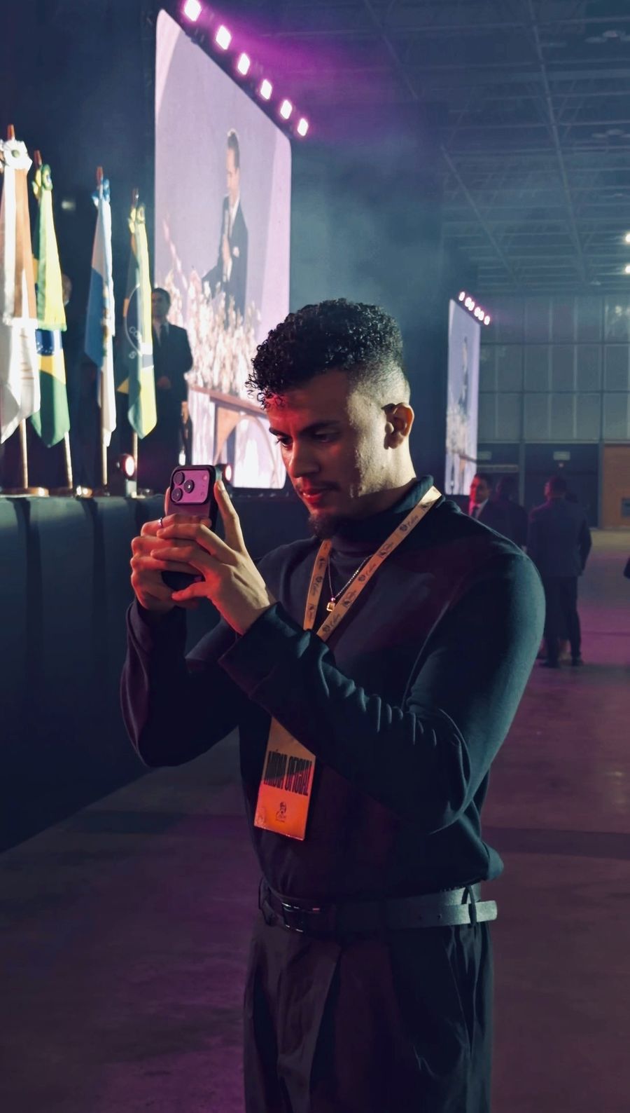 Gabriel Silva gravando com credencial de mídia oficial em um evento
